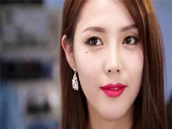 Tướng đàn bà lẳng lơ có những đặc điểm gì nhận dạng?