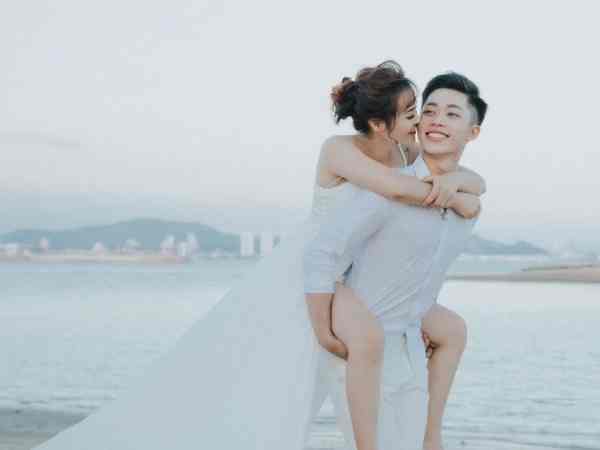 Xét theo Cung Phi chồng 1999 vợ 2002 có hợp không