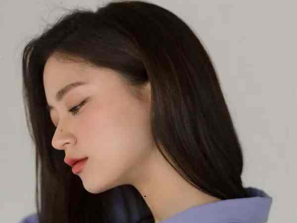 Ý nghĩa nốt ruồi ở yết hầu nữ giới Ý nghĩa nốt ruồi ở yết hầu nữ giới