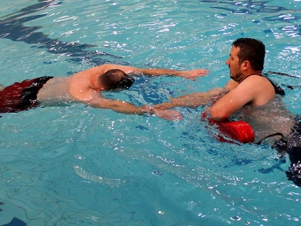 Chiêm bao thấy cứu người chết đuối ở biển