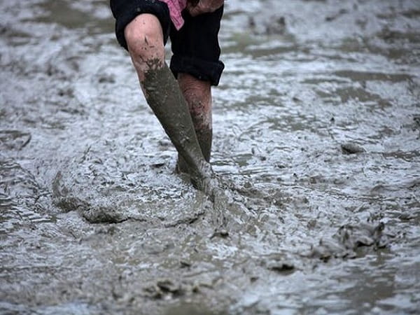 Chiêm bao thấy ngã xuống bùn lầy rồi đứng dậy được
